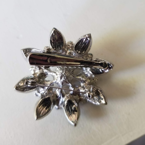 💎 JEWELLERY 2/$25💎 Vintage Flower Brooch - Picture 2 of 2